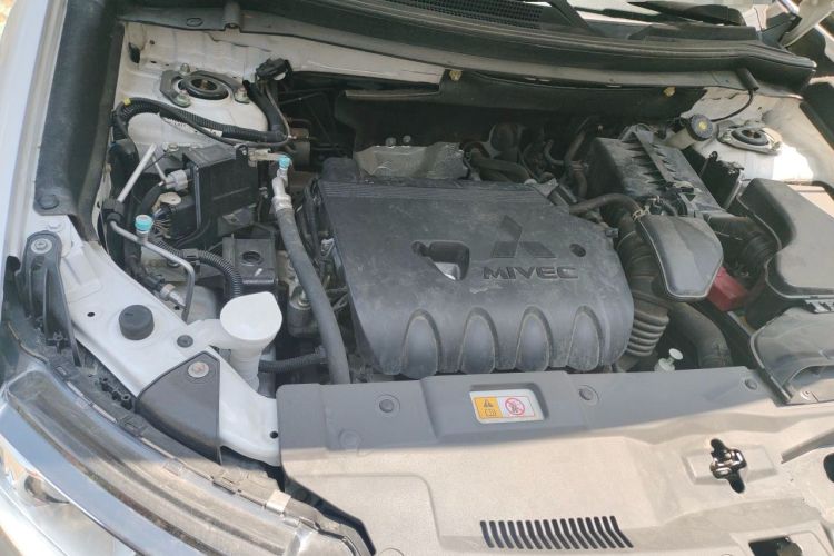 Used Mitsubishi Outlander 2019 2.0L Two-Wheel Drive Comfort Edition 7-Seater China VI Standard Engine Bay Right