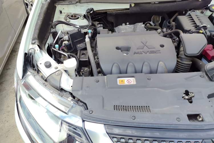 Used Mitsubishi Outlander 2019 2.0L Two-Wheel Drive Comfort Edition 5 Seats China VI Standard Engine Bay Right
