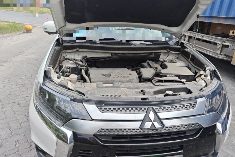 Used Mitsubishi Outlander 2019 2.4L 4x4 Zhi Xiang Edition 7 Seats China VI Standard Engine Bay Right