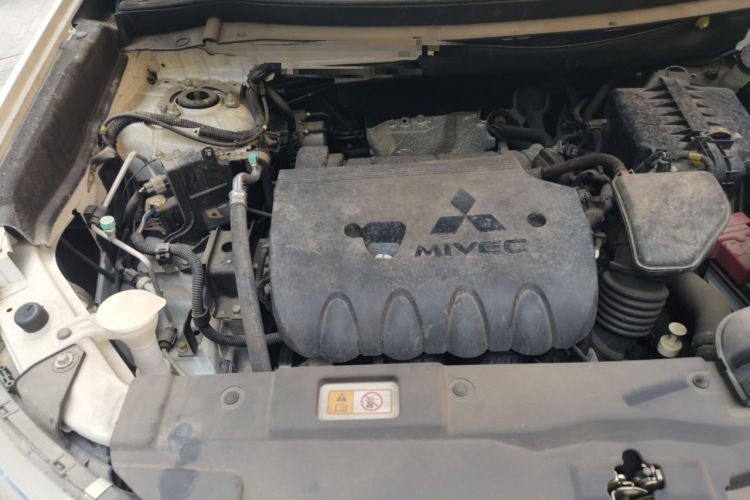 Used Mitsubishi Outlander 2019 2.0L Two-Wheel Drive Comfort Edition 5 Seats China VI Standard Engine Bay Right