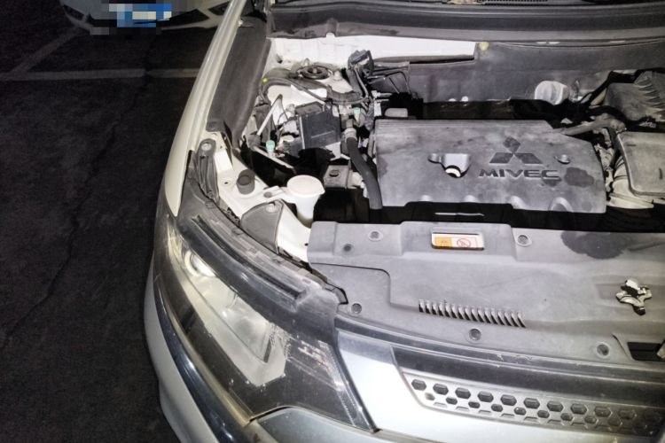 Used Mitsubishi Outlander 2019 2.0L Two-Wheel Drive Comfort Edition 7-Seater China VI Standard Engine Bay Right