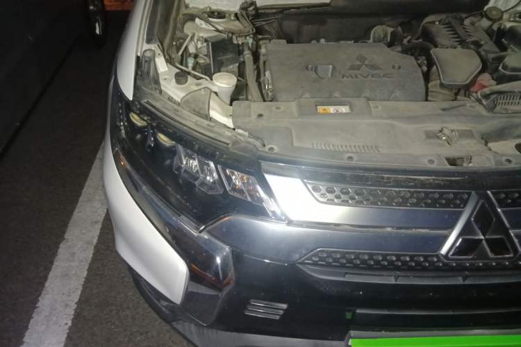 Used Mitsubishi Outlander 2019 2.4L 4x4 Zhi Xiang Edition 7 Seats China V Emission Standard Engine Bay Right