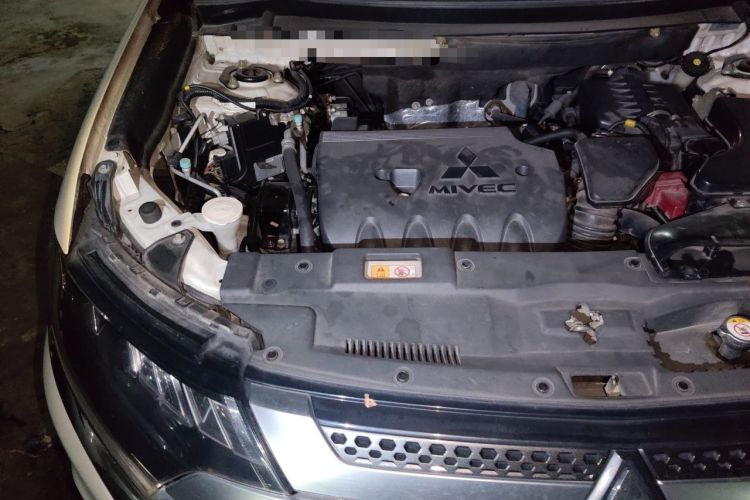 Used Mitsubishi Outlander 2019 2.4L 4x4 Zhi Xiang Edition 5 Seats China V Emission Standard Engine Bay Right
