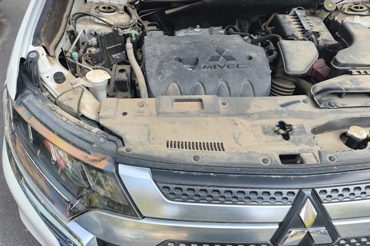 Used Mitsubishi Outlander 2019 2.4L 4x4 Zhi Xiang Edition 7 Seats China VI Standard Engine Bay Right