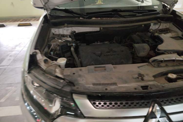 Used Mitsubishi Outlander 2019 2.0L Two-Wheel Drive Comfort Edition 5 Seats China VI Standard Engine Bay Right
