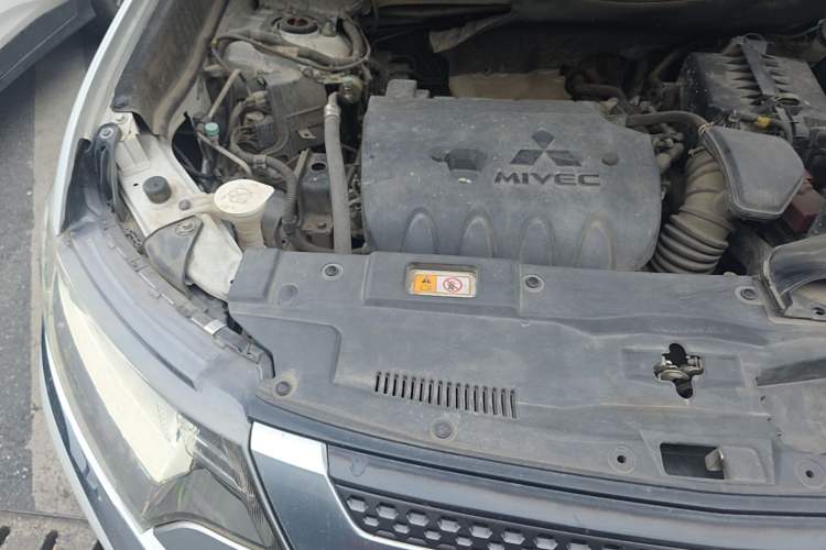 Used Mitsubishi Outlander 2019 2.0L Two-Wheel Drive Comfort Edition 5 Seats China VI Standard Engine Bay Right