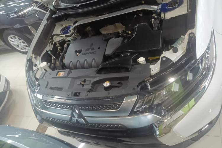 Used Mitsubishi Outlander 2019 2.4L 4x4 Zhi Xiang Edition 7 Seats China VI Standard Engine Bay