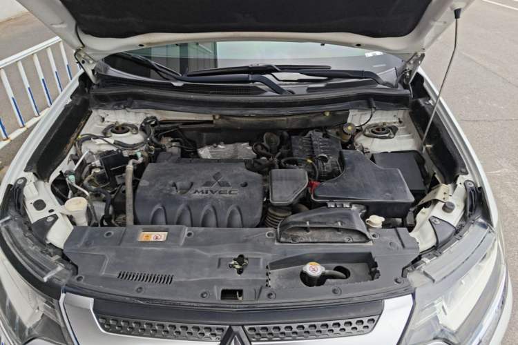 Used Mitsubishi Outlander 2019 2.0L Two-Wheel Drive Comfort Edition 5 Seats China V Standard Engine Bay