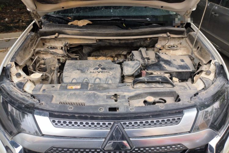 Used Mitsubishi Outlander 2019 2.4L 4x4 Zhi Xiang Edition 7 Seats China VI Standard Engine Bay