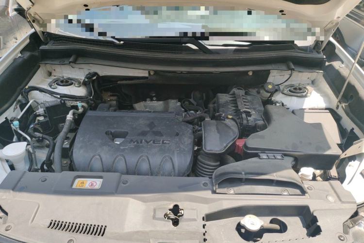 Used Mitsubishi Outlander 2019 2.0L Two-Wheel Drive Comfort Edition 7-Seater China VI Standard Engine Bay