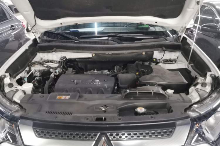 Used Mitsubishi Outlander 2019 2.0L Two-Wheel Drive Comfort Edition 5 Seats China V Standard Engine Bay