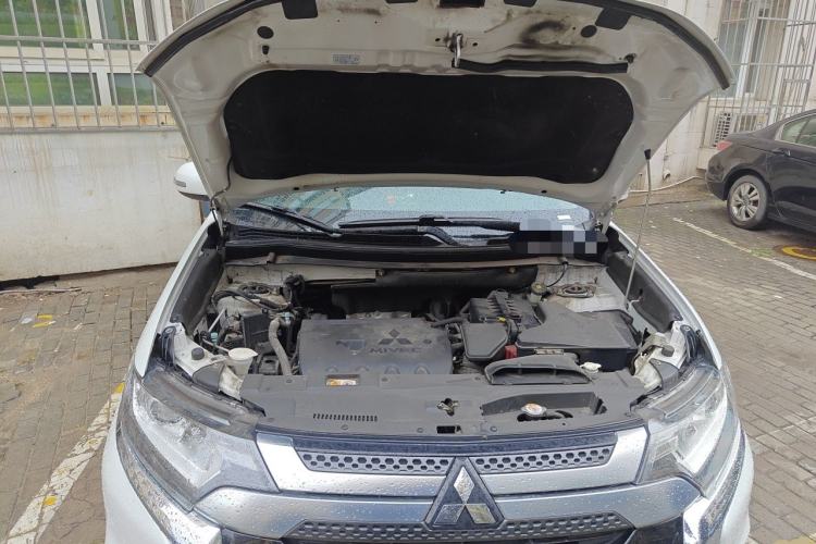 Used Mitsubishi Outlander 2019 2.0L Two-Wheel Drive Comfort Edition 5 Seats China VI Standard Engine Bay