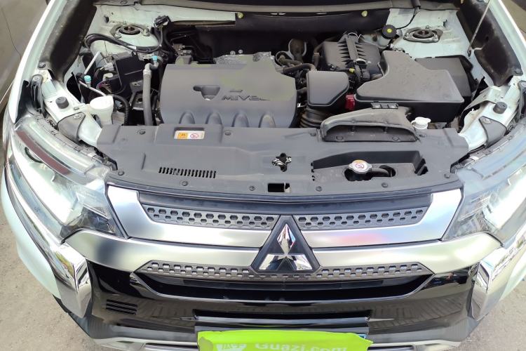 Used Mitsubishi Outlander 2019 2.0L Two-Wheel Drive Comfort Edition 5 Seats China VI Standard Engine Bay
