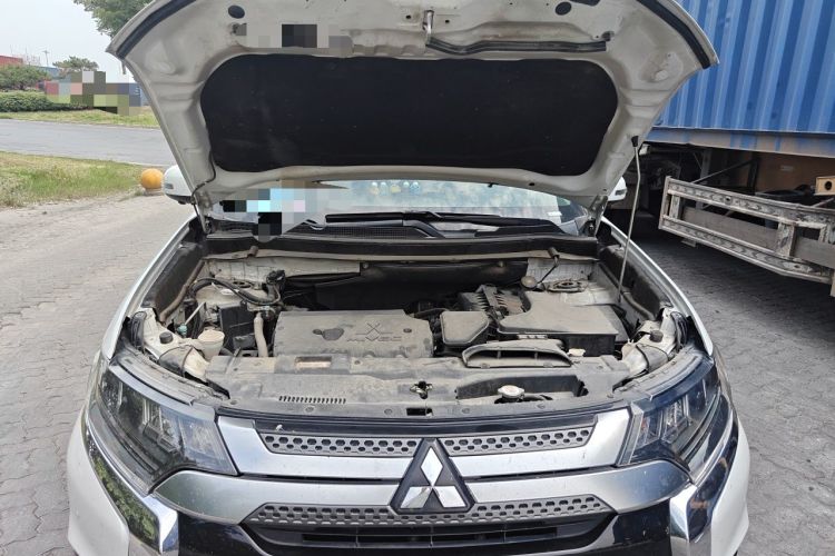 Used Mitsubishi Outlander 2019 2.4L 4x4 Zhi Xiang Edition 7 Seats China VI Standard Engine Bay
