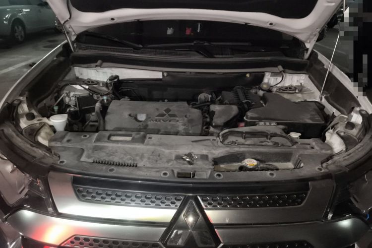 Used Mitsubishi Outlander 2019 2.0L Two-Wheel Drive Comfort Edition 5 Seats China VI Standard Engine Bay