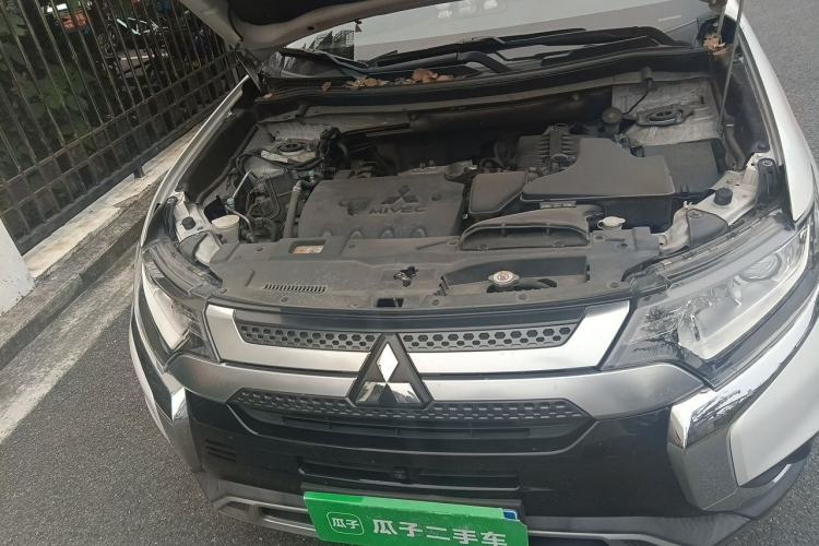 Used Mitsubishi Outlander 2019 2.0L Two-Wheel Drive Comfort Edition 5 Seats China V Standard Engine Bay