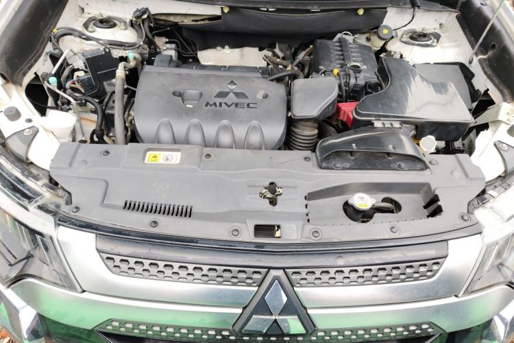Used Mitsubishi Outlander 2019 2.4L Two-Wheel Drive ZhiXing Version 5 Seats China V Emission Standard Engine Bay