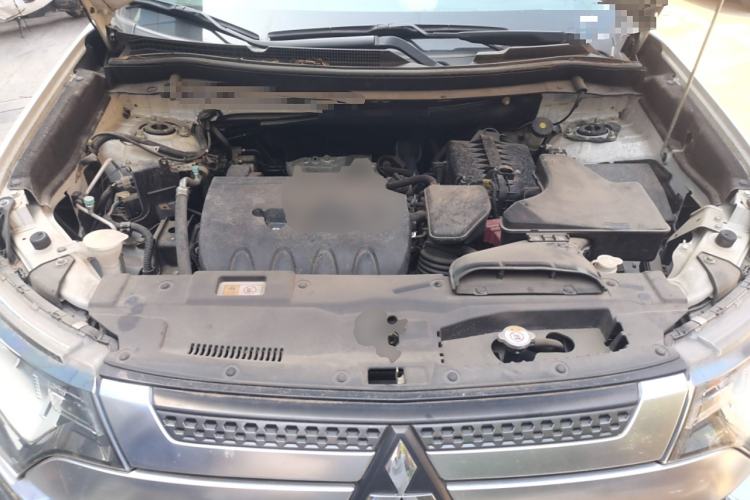 Used Mitsubishi Outlander 2019 2.0L Two-Wheel Drive Comfort Edition 5 Seats China VI Standard Engine Bay