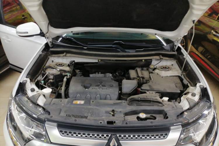 Used Mitsubishi Outlander 2019 2.0L Two-Wheel Drive Comfort Edition 7-Seater China VI Standard Engine Bay