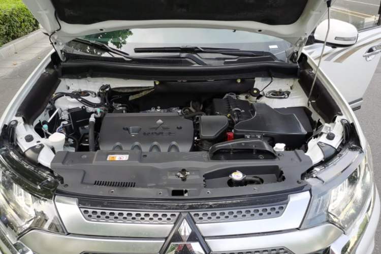 Used Mitsubishi Outlander 2019 2.4L 4x4 Zhi Xiang Edition 7 Seats China VI Standard Engine Bay