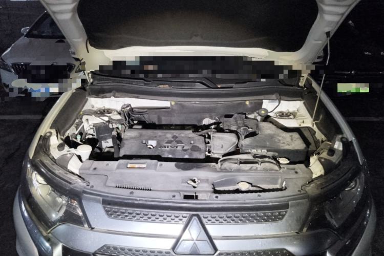 Used Mitsubishi Outlander 2019 2.0L Two-Wheel Drive Comfort Edition 7-Seater China VI Standard Engine Bay