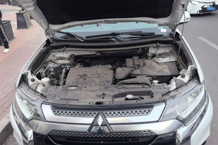 Used Mitsubishi Outlander 2019 2.0L Two-Wheel Drive Comfort Edition 5 Seats China V Standard Engine Bay