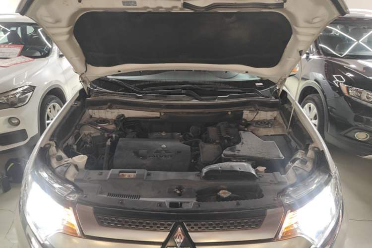 Used Mitsubishi Outlander 2019 2.0L Two-Wheel Drive Comfort Edition 7-Seater China VI Standard Engine Bay