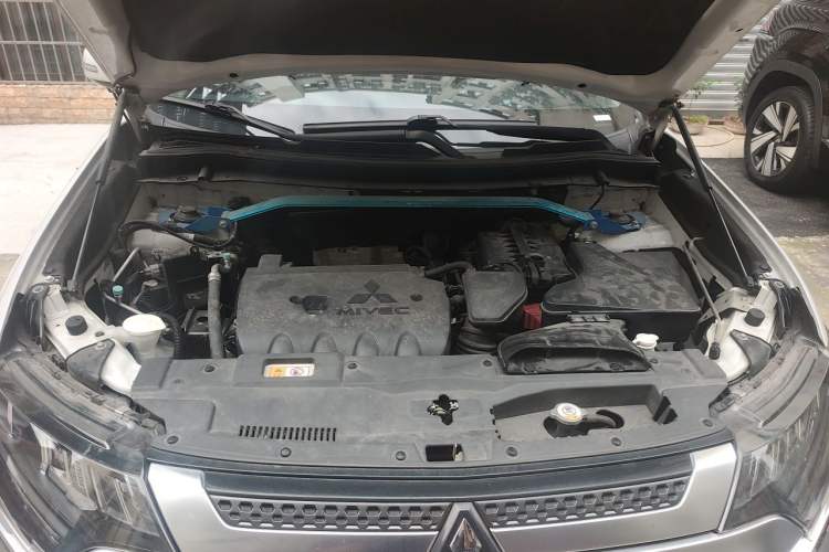 Used Mitsubishi Outlander 2019 2.4L 4x4 Zhi Xiang Edition 7 Seats China VI Standard Engine Bay