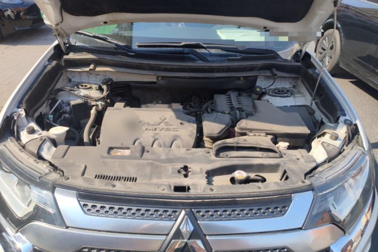 Used Mitsubishi Outlander 2019 2.0L Two-Wheel Drive Comfort Edition 5 Seats China V Standard Engine Bay
