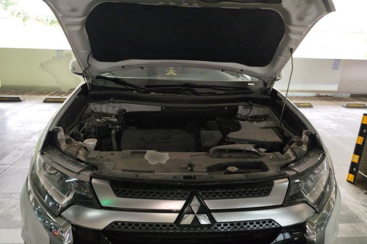 Used Mitsubishi Outlander 2019 2.0L Two-Wheel Drive Comfort Edition 5 Seats China VI Standard Engine Bay