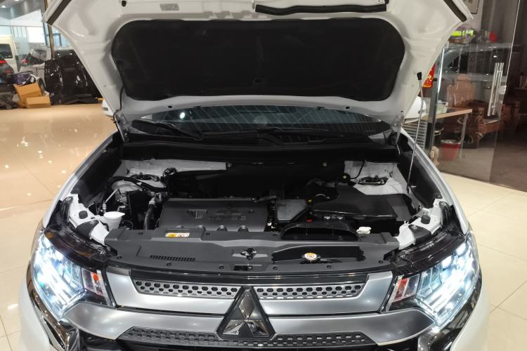 Used Mitsubishi Outlander 2019 2.4L 4x4 Zhi Xiang Edition 5 Seats China VI Standard Engine Bay