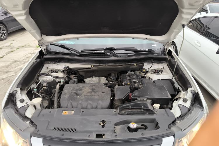 Used Mitsubishi Outlander 2019 2.0L Two-Wheel Drive Comfort Edition 5 Seats China VI Standard Engine Bay
