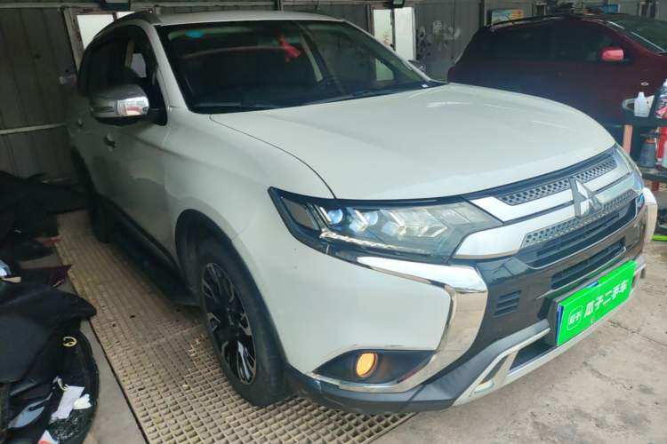 Used Mitsubishi Outlander 2019 2.4L 4x4 Zhi Xiang Edition 7 Seats China VI Standard Exterior 1