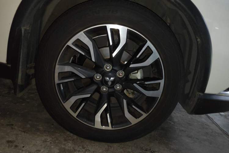Used Mitsubishi Outlander 2019 2.4L 4x4 Zhi Xiang Edition 7 Seats China VI Standard Exterior 1