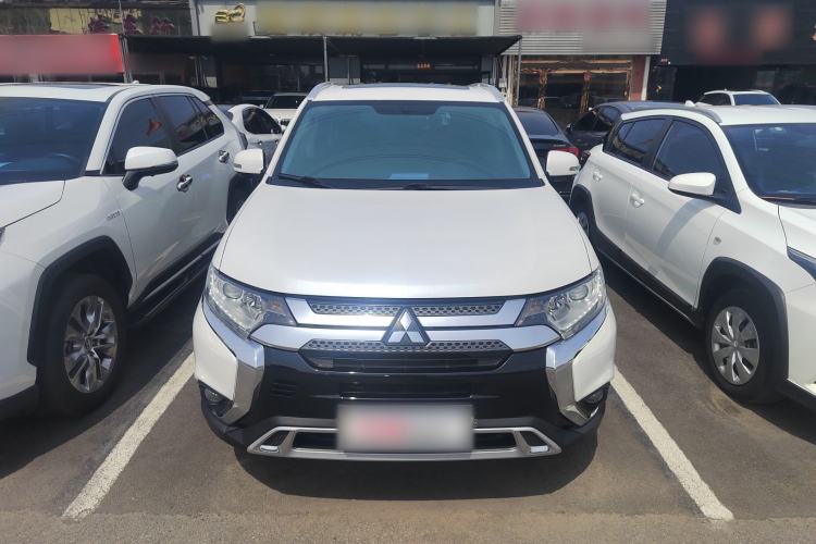 Used Mitsubishi Outlander 2019 2.0L Two-Wheel Drive Comfort Edition 7-Seater China VI Standard Exterior 1