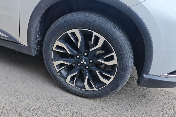 Used Mitsubishi Outlander 2019 2.4L 4x4 Zhi Xiang Edition 5 Seats China V Emission Standard Exterior 1