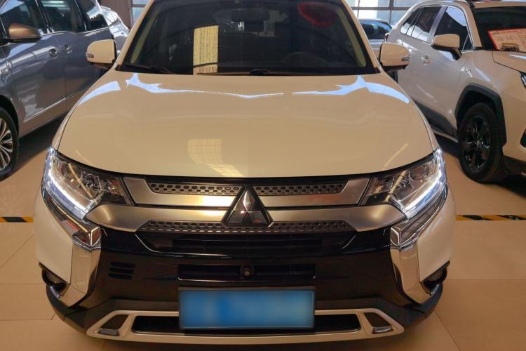 Used Mitsubishi Outlander 2019 2.0L Two-Wheel Drive Comfort Edition 7-Seater China VI Standard Exterior 1