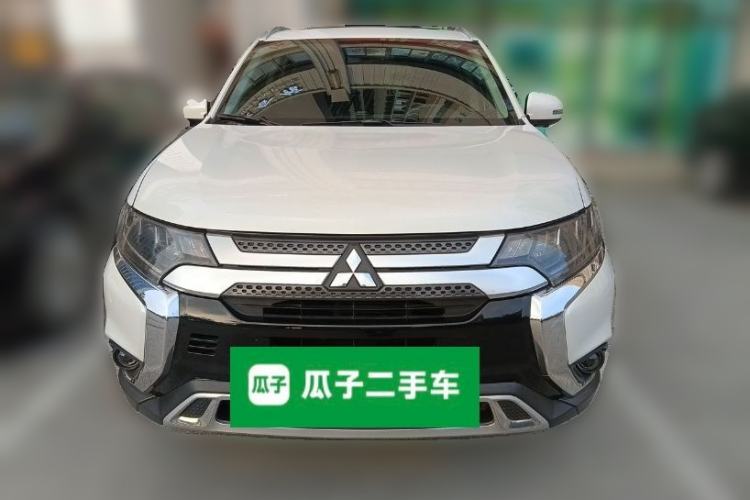 Used Mitsubishi Outlander 2019 2.4L 4x4 Zhi Xiang Edition 7 Seats China VI Standard Exterior 1