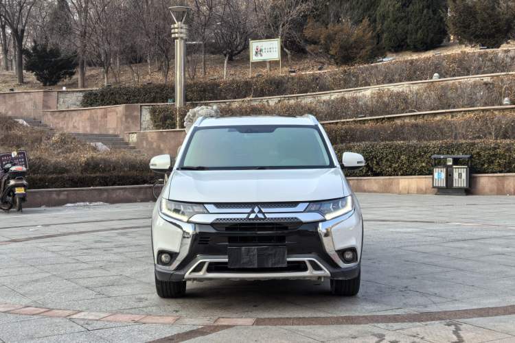 Used Mitsubishi Outlander 2019 2.4L 4x4 Zhi Xiang Edition 5 Seats China VI Standard Exterior 1