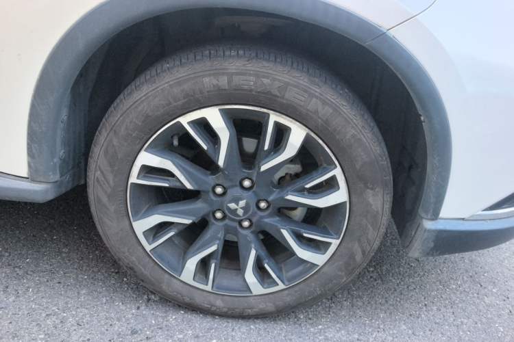 Used Mitsubishi Outlander 2019 2.4L 4x4 Zhi Xiang Edition 7 Seats China VI Standard Exterior 1