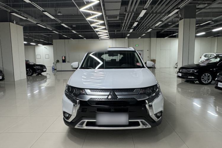 Used Mitsubishi Outlander 2019 2.4L 4x4 Zhi Xiang Edition 5 Seats China VI Standard Exterior 1