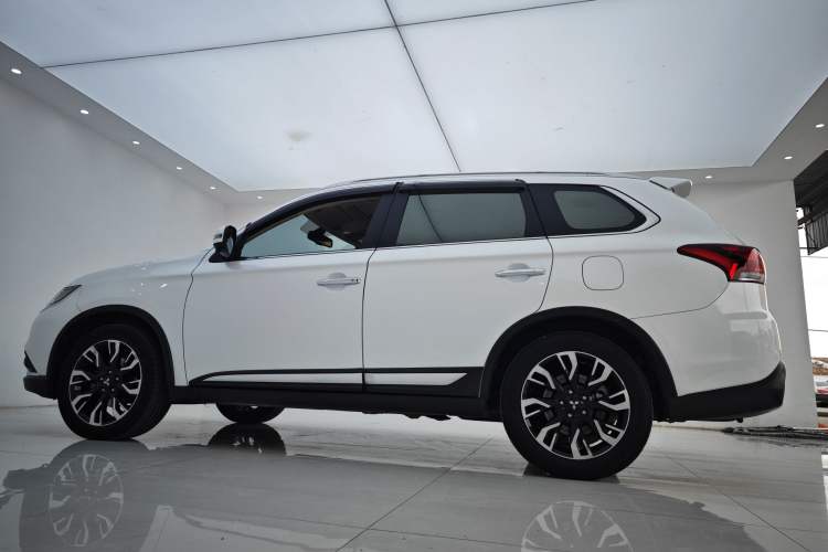 Used Mitsubishi Outlander 2019 2.4L 4x4 Zhi Xiang Edition 5 Seats China VI Standard Exterior 10