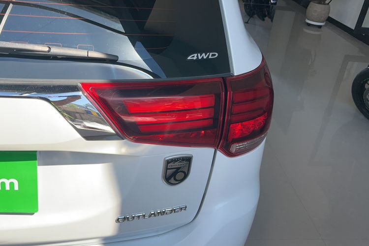 Used Mitsubishi Outlander 2019 2.4L 4x4 Zhi Xiang Edition 5 Seats China VI Standard Exterior 10