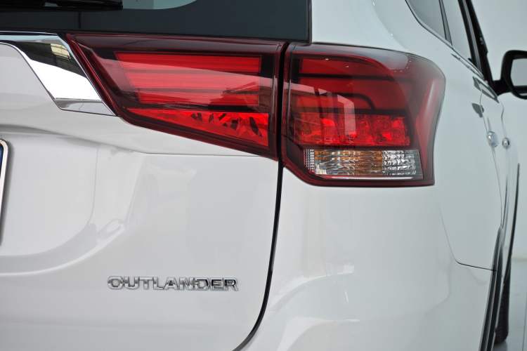 Used Mitsubishi Outlander 2019 2.4L 4x4 Zhi Xiang Edition 5 Seats China VI Standard Exterior 11
