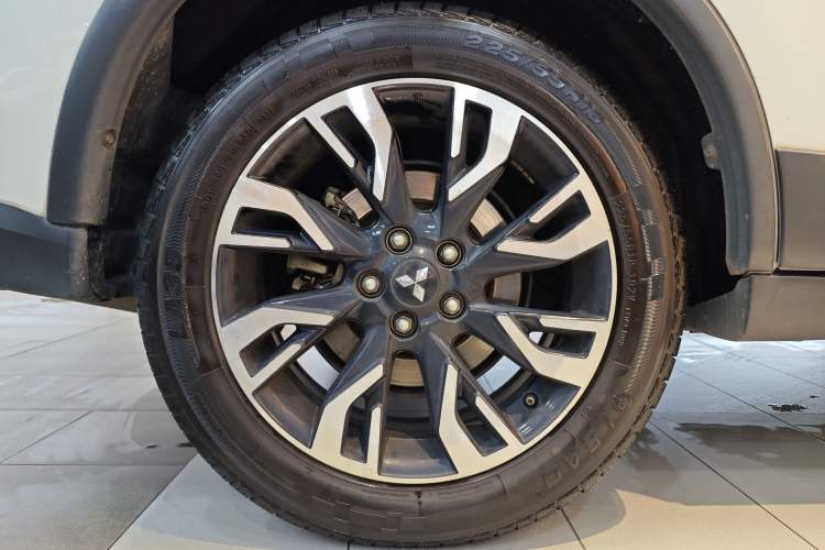Used Mitsubishi Outlander 2019 2.4L 4x4 Zhi Xiang Edition 5 Seats China V Emission Standard Exterior 11