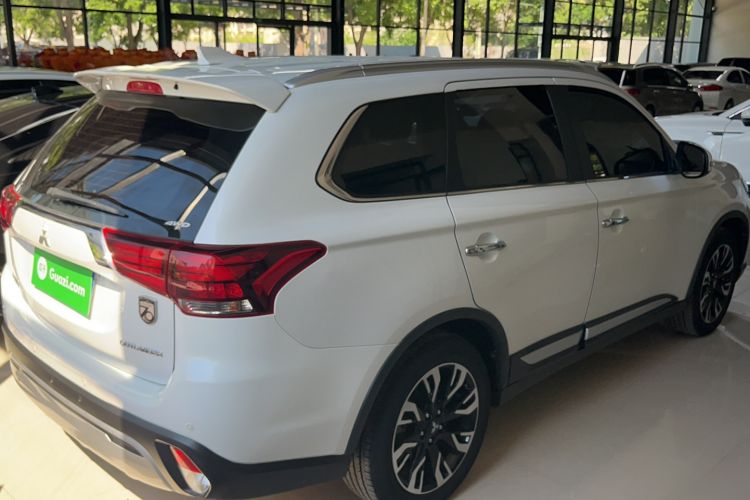 Used Mitsubishi Outlander 2019 2.4L 4x4 Zhi Xiang Edition 5 Seats China VI Standard Exterior 11