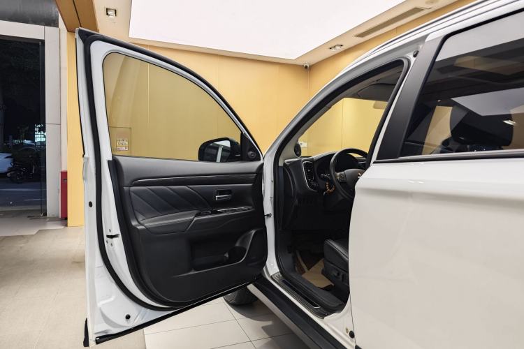 Used Mitsubishi Outlander 2019 2.0L Two-Wheel Drive Comfort Edition 5 Seats China VI Standard Exterior 12