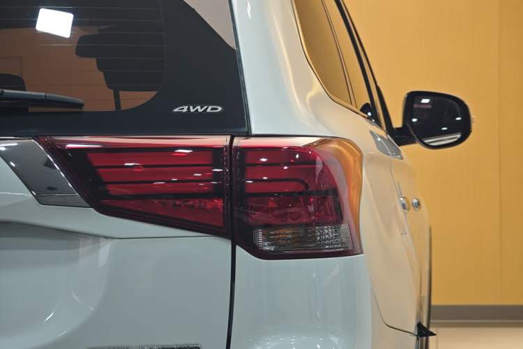 Used Mitsubishi Outlander 2019 2.4L 4x4 Zhi Xiang Edition 5 Seats China V Emission Standard Exterior 12