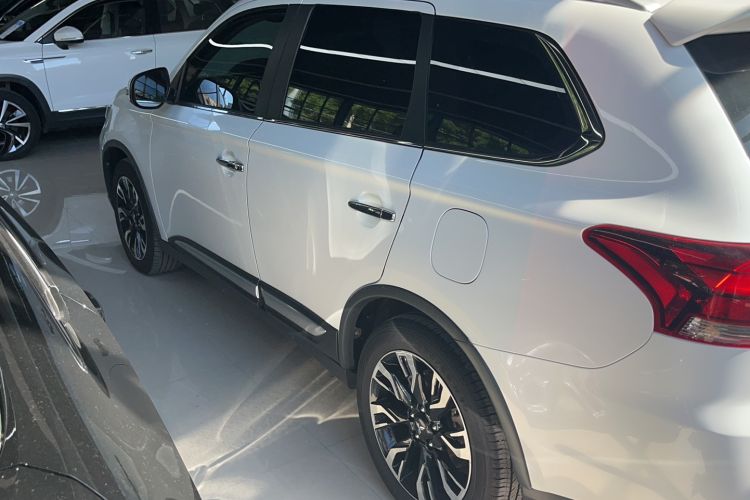Used Mitsubishi Outlander 2019 2.4L 4x4 Zhi Xiang Edition 5 Seats China VI Standard Exterior 15