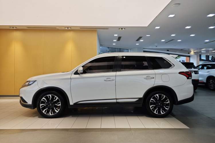 Used Mitsubishi Outlander 2019 2.4L 4x4 Zhi Xiang Edition 5 Seats China V Emission Standard Exterior 2